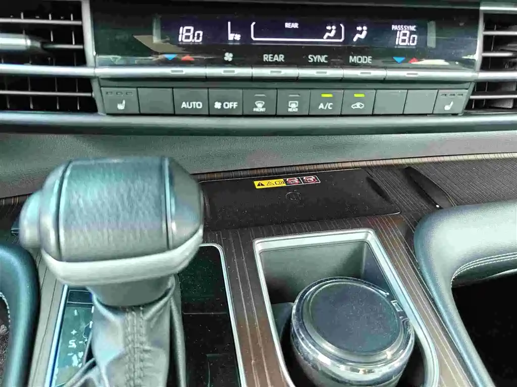 Toyota Granvia — миниатюра 12