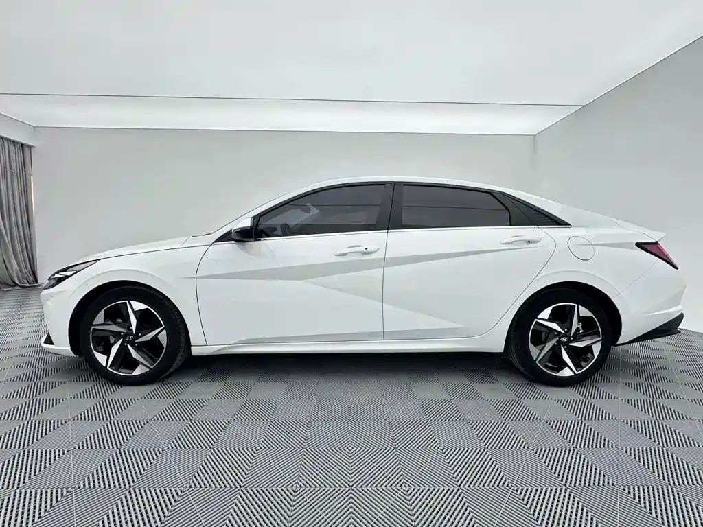 Hyundai Elantra — миниатюра 8