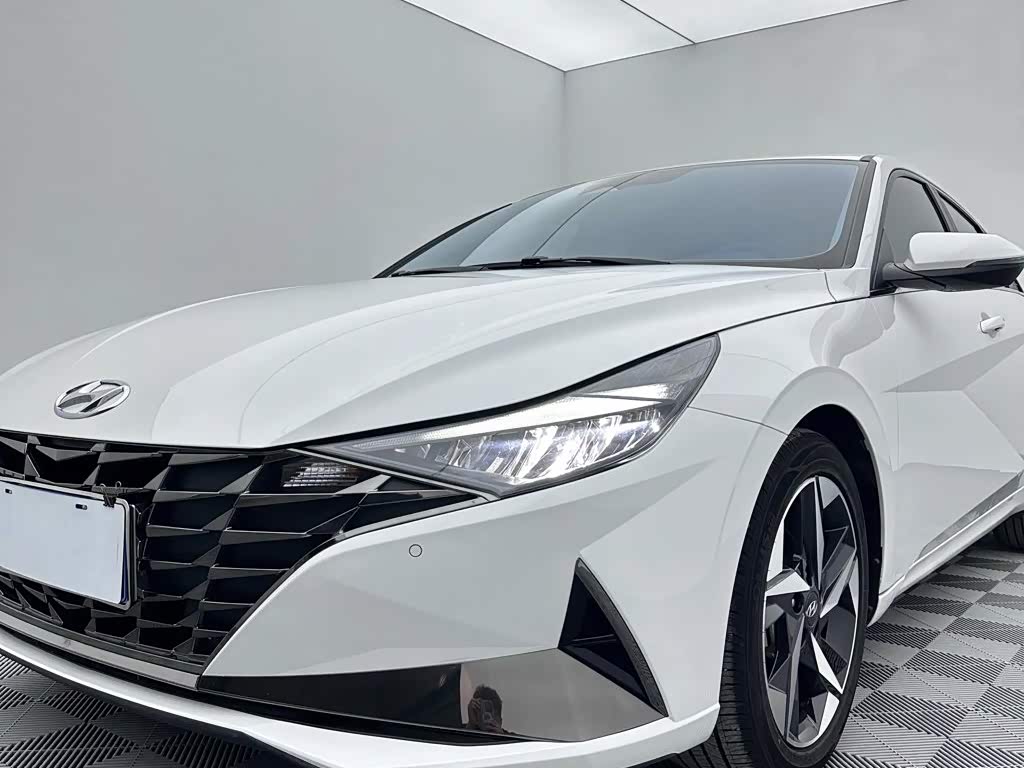 Hyundai Elantra 1.5 л 2022 г. Белый, пробег 19000 км