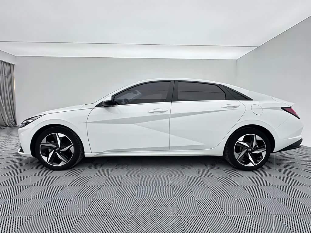 Hyundai Elantra 1.5 л 2022 г. Белый, пробег 19000 км