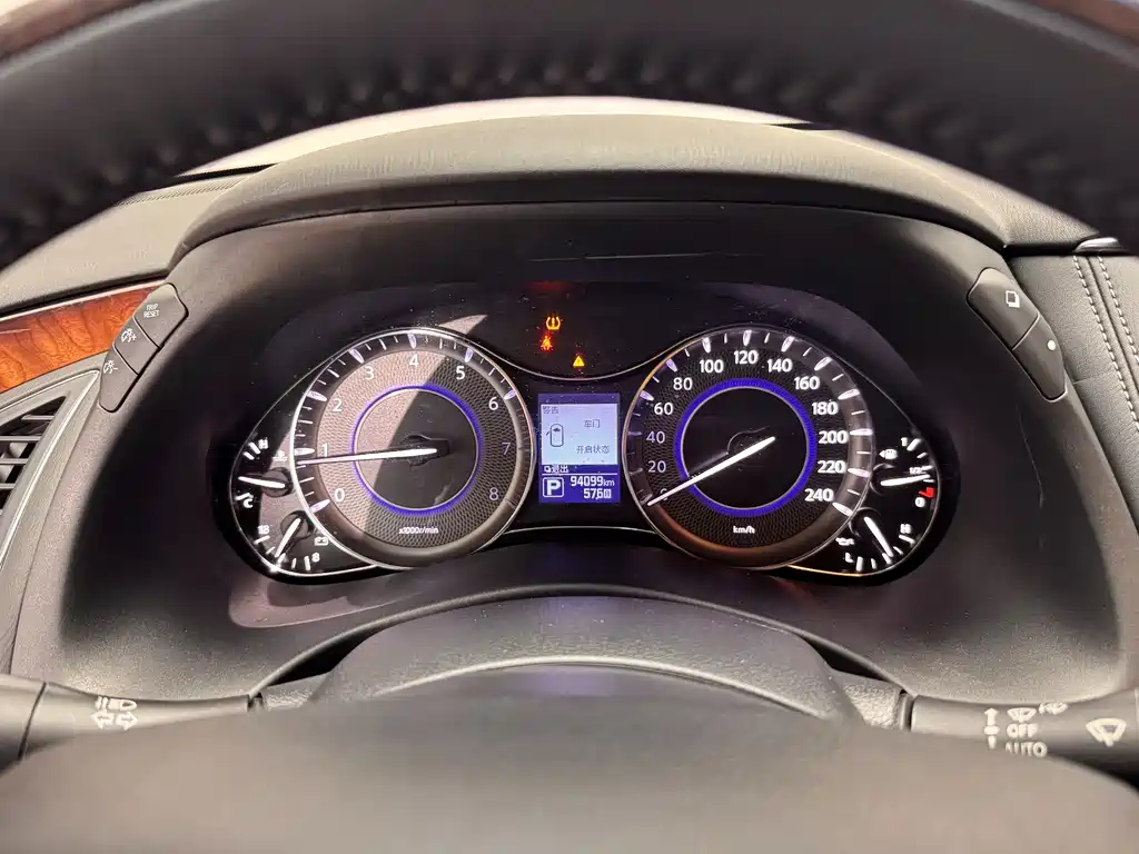 Infiniti QX80 - фото 12