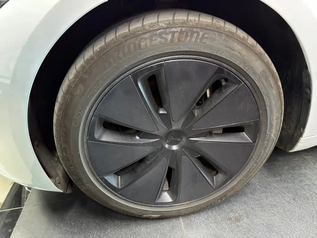 Tesla Model 3 — миниатюра 16