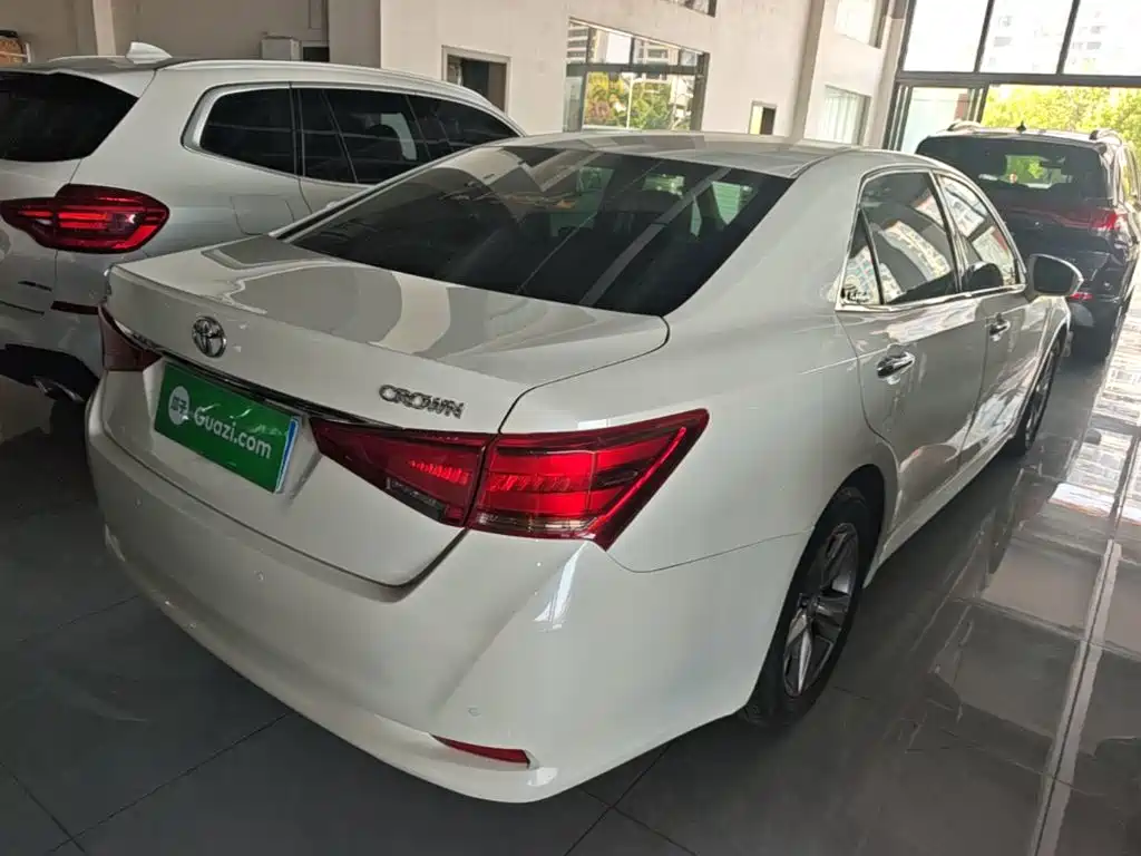 Toyota Crown — миниатюра 7