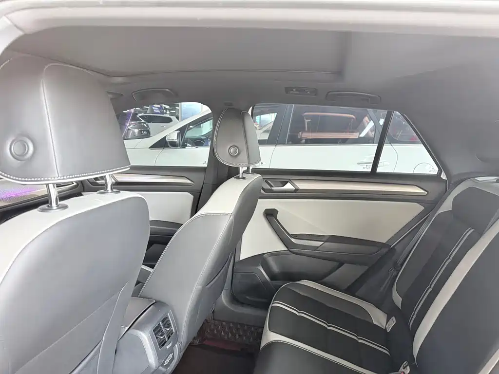 Volkswagen T-Roc - фото 12