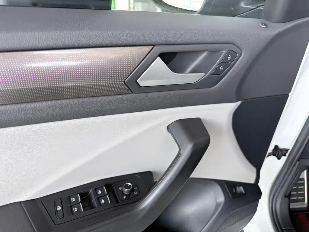 Volkswagen T-Roc - фото 9