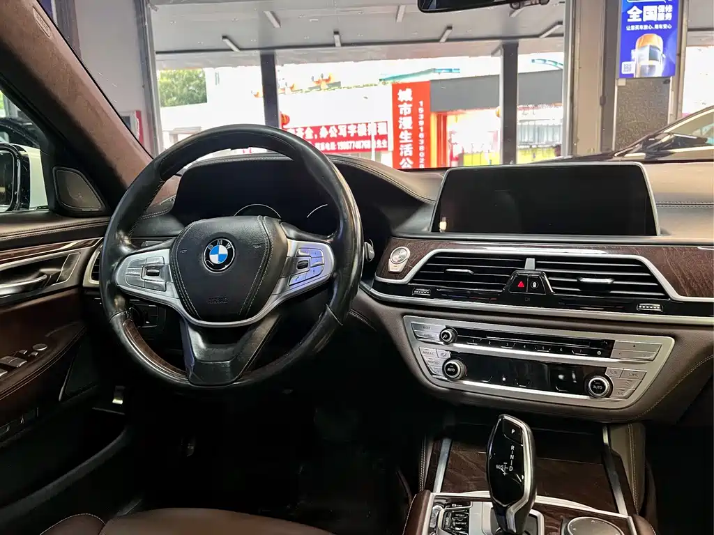 BMW 7 Series — миниатюра 10