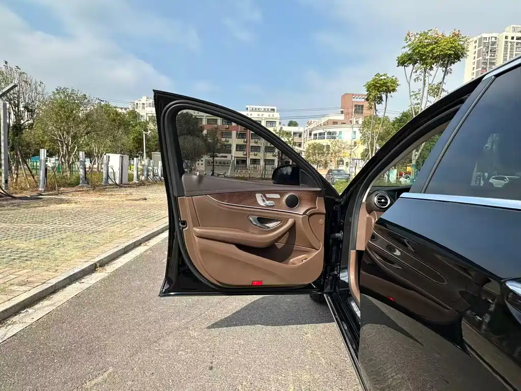 Mercedes-Benz E-Class — миниатюра 12