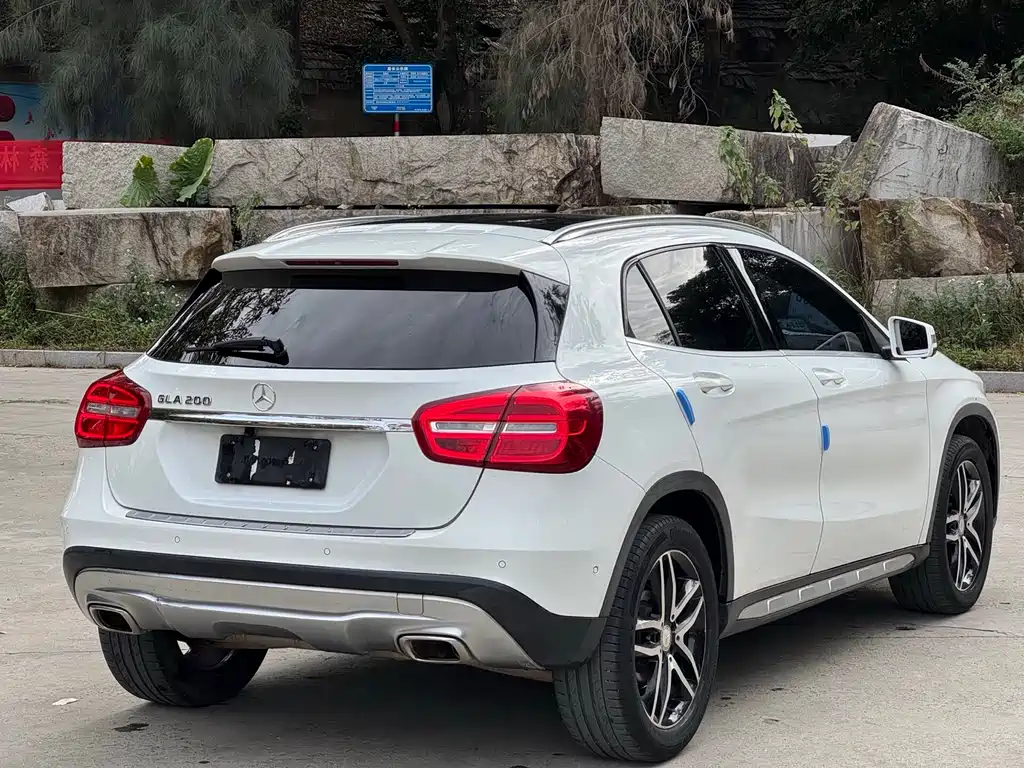MERCEDES-BENZ GLA