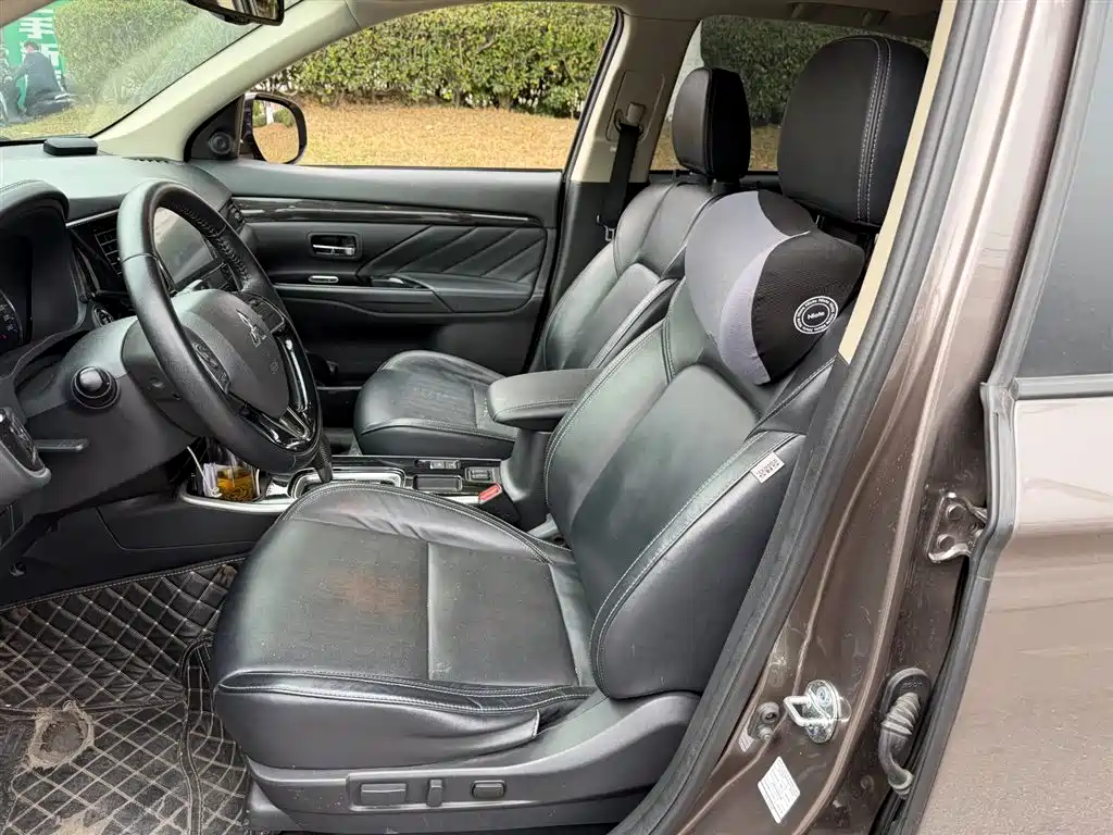 MITSUBISHI OUTLANDER