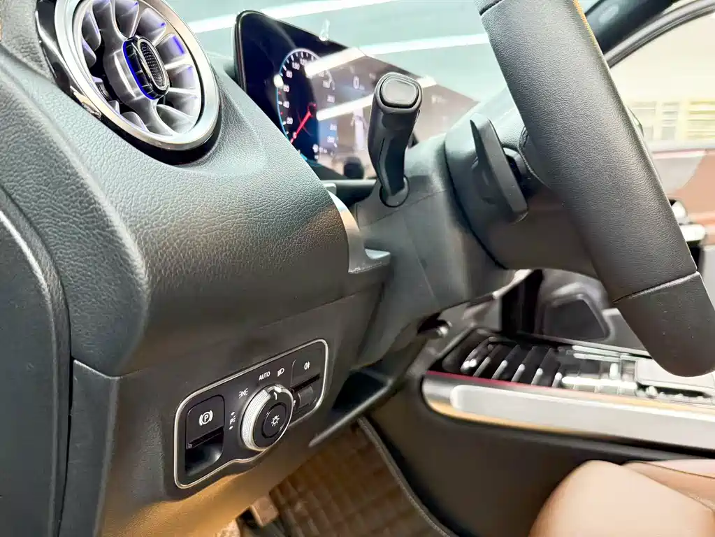 Mercedes-Benz GLB — миниатюра 13