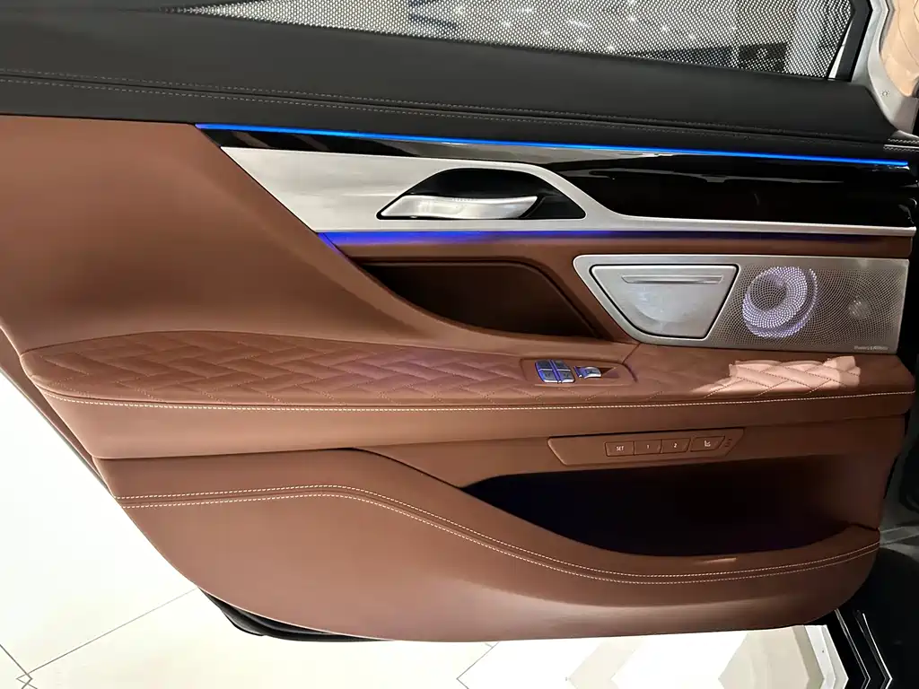 BMW 7 Series — миниатюра 9