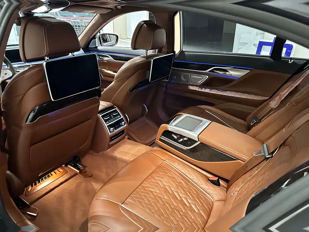 BMW 7 Series — миниатюра 10