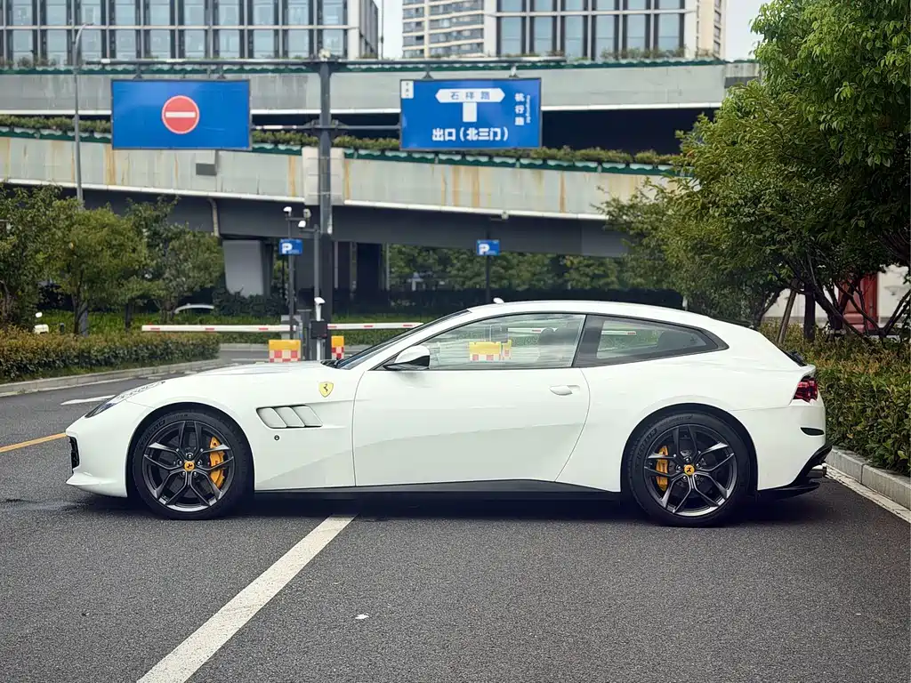 Ferrari GTC4Lusso — миниатюра 4
