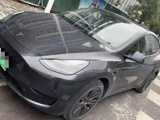 Tesla Model Y 2025