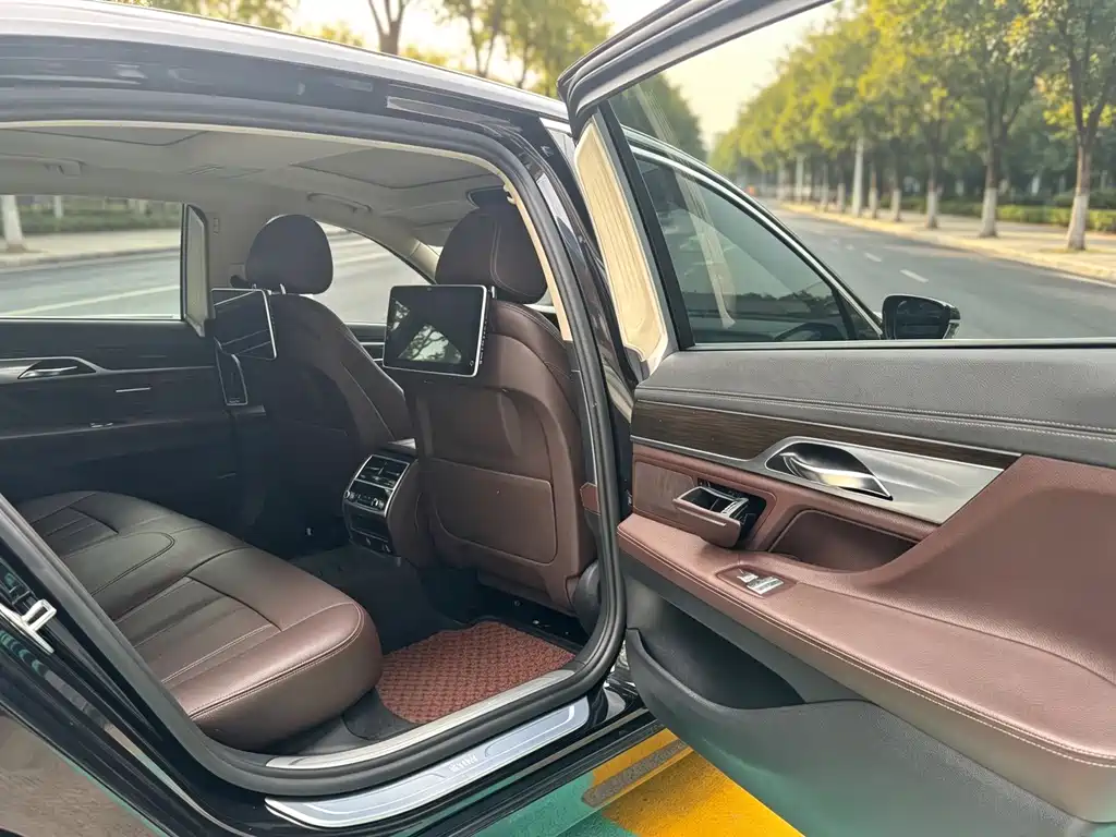 BMW 7 Series — миниатюра 9