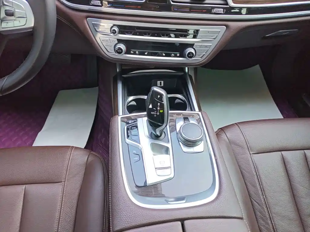 BMW 7 Series — миниатюра 14