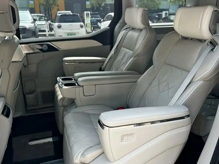 Volvo EM90 — миниатюра 5