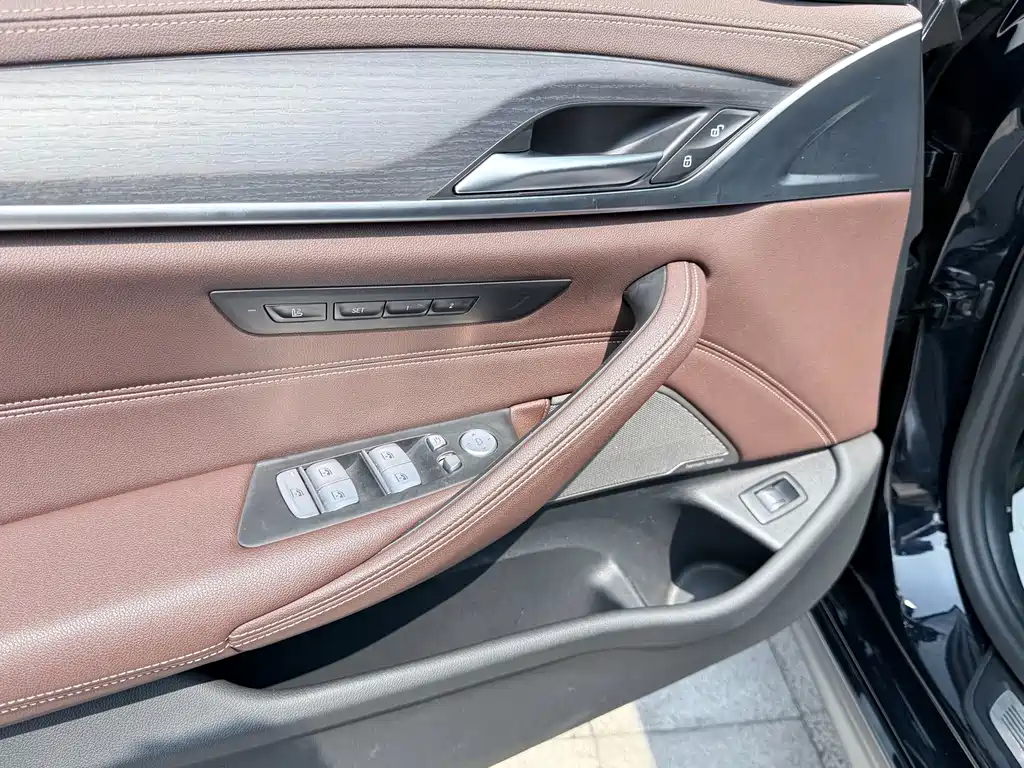 BMW 5 Series — миниатюра 12