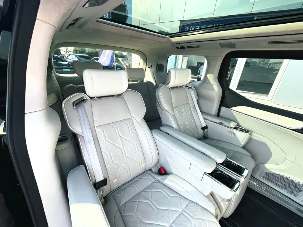 Volvo EM90 — миниатюра 11