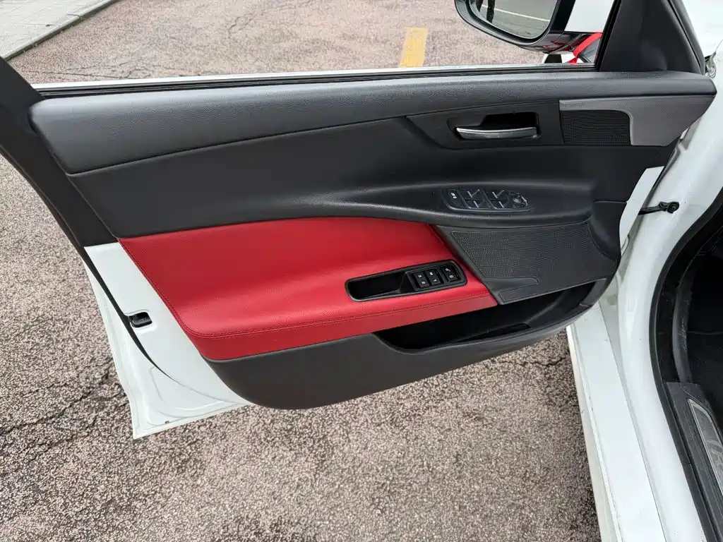 Jaguar XE — миниатюра 6