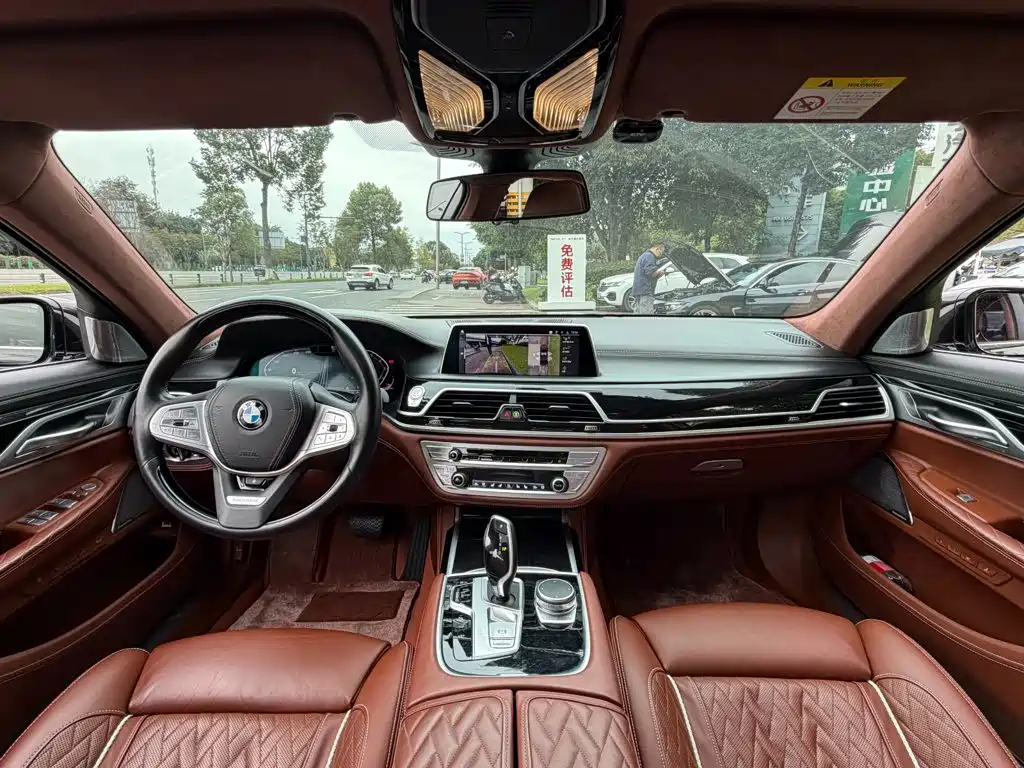 BMW 7 Series — миниатюра 13