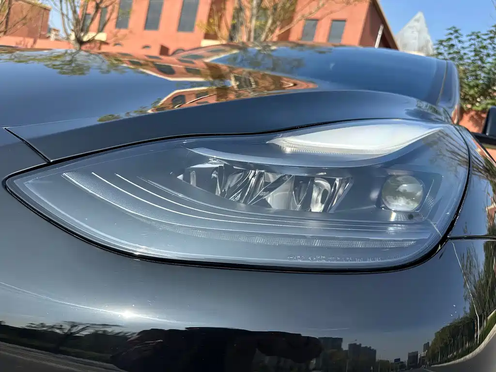 Tesla Model Y — миниатюра 10