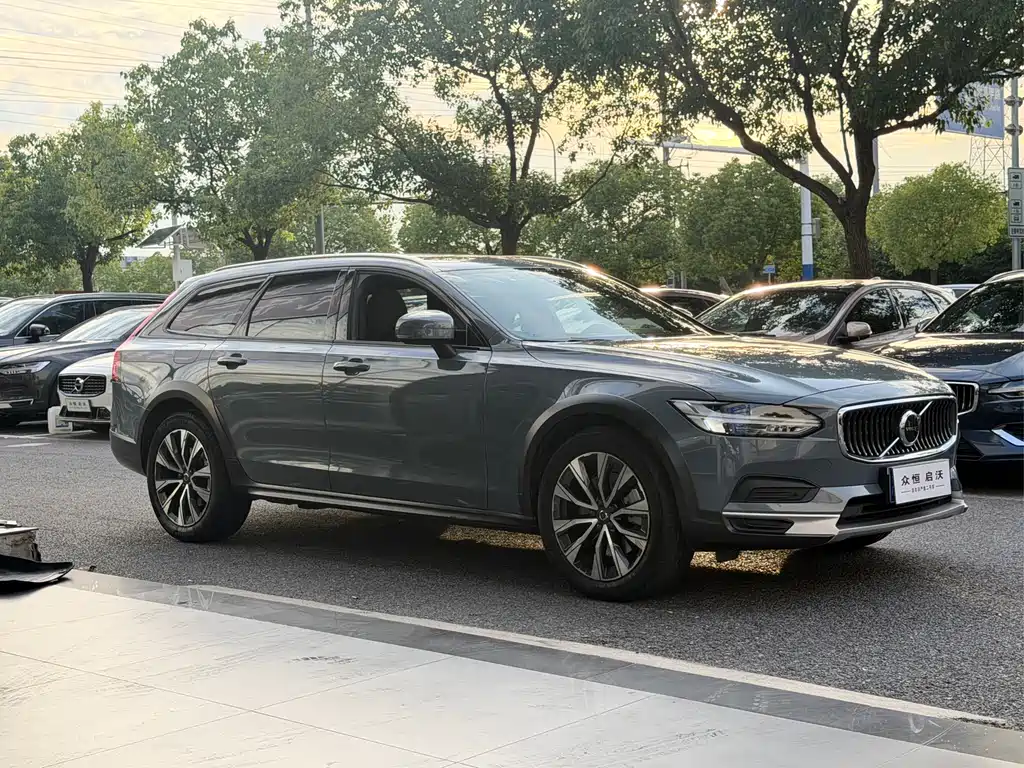 Volvo V90 2023 Cross Country B5 AWD