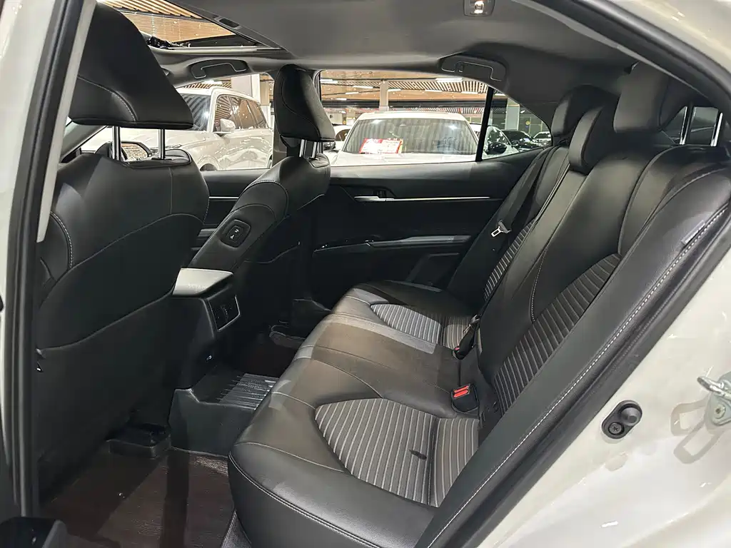 Toyota Camry — миниатюра 11