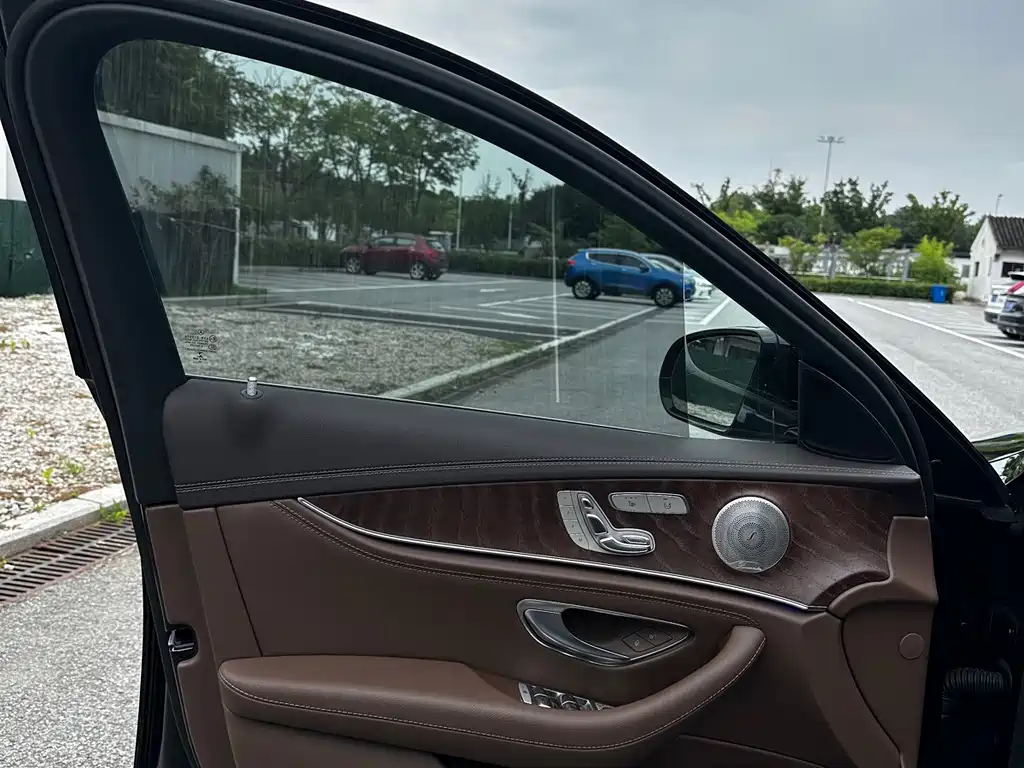 Mercedes-Benz E-Class — миниатюра 11