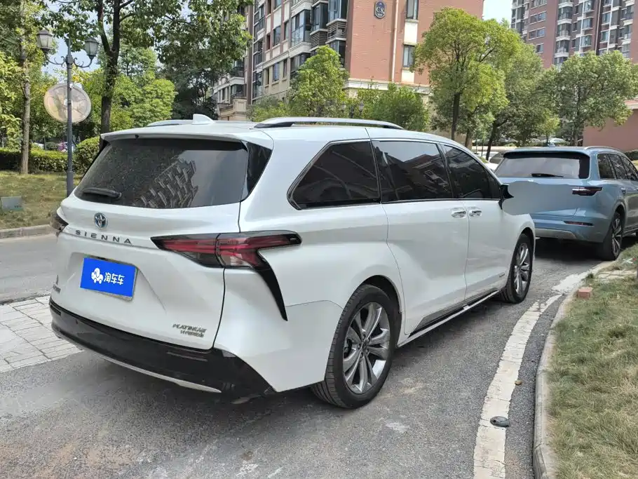 Toyota Sienna — миниатюра 3