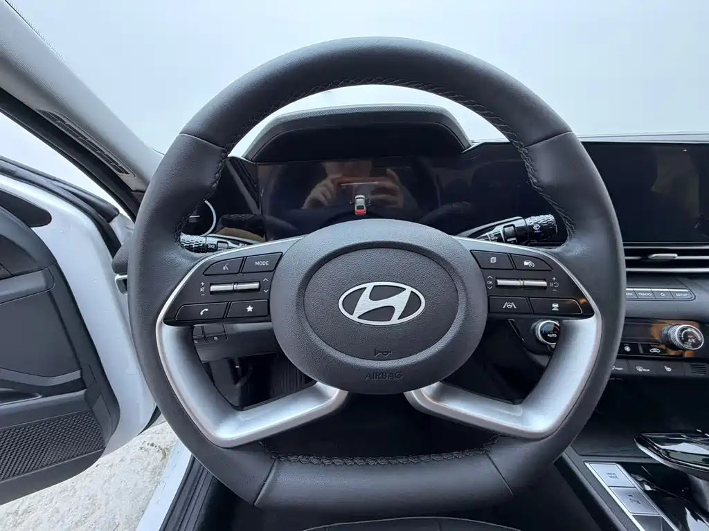 Hyundai Elantra 2023 1.5L CVT LUX Luxury