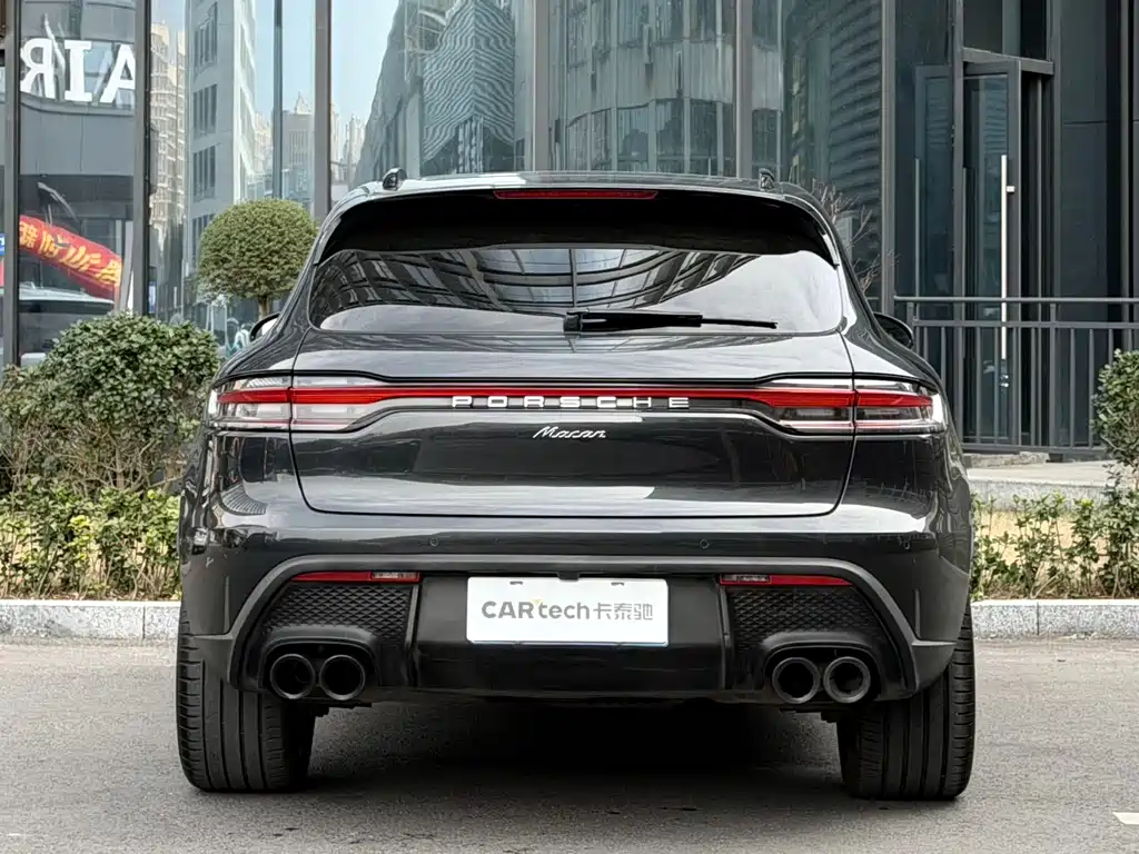 PORSCHE MACAN