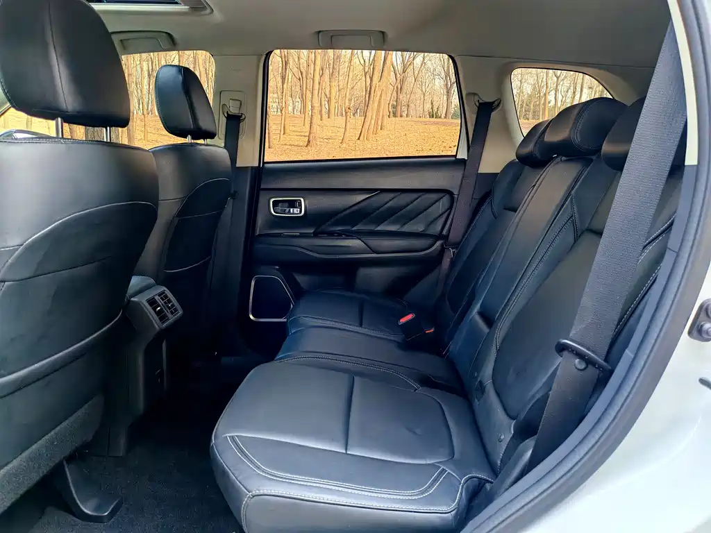 MITSUBISHI OUTLANDER