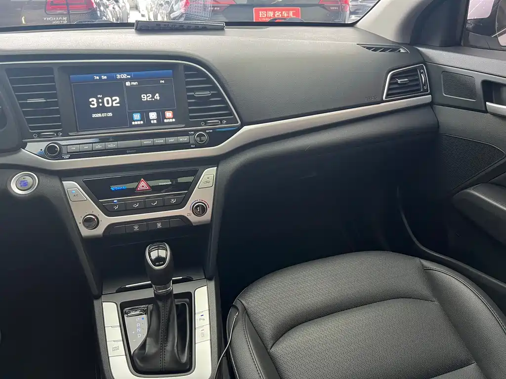 Hyundai Elantra 2016 1.6L AT Luxury