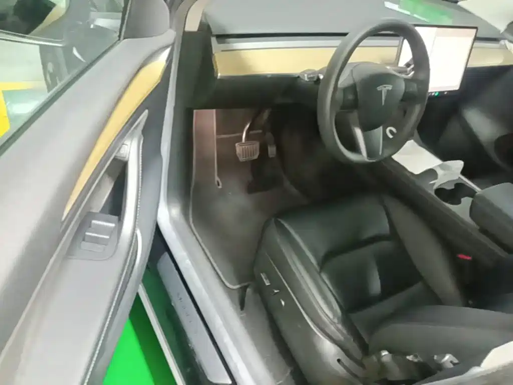 Tesla Model Y — миниатюра 16