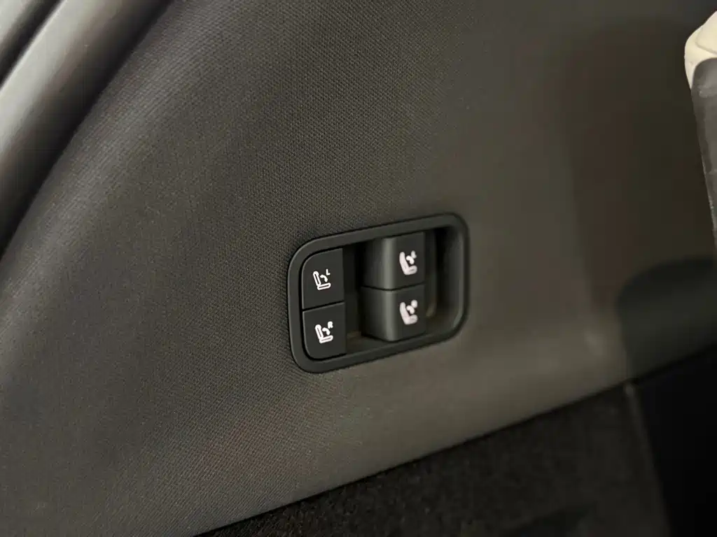Tesla Model Y L — миниатюра 12
