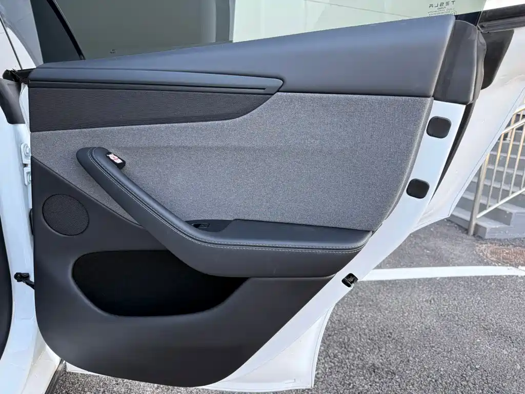 Tesla Model Y — миниатюра 22