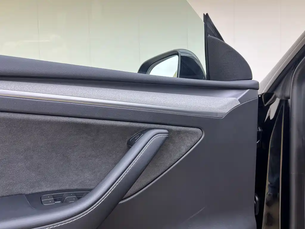 Tesla Model Y — миниатюра 13