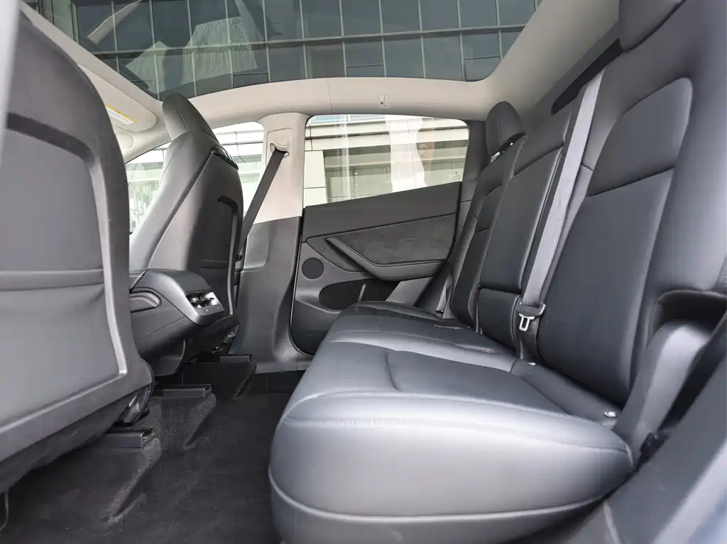 Tesla Model Y — миниатюра 12