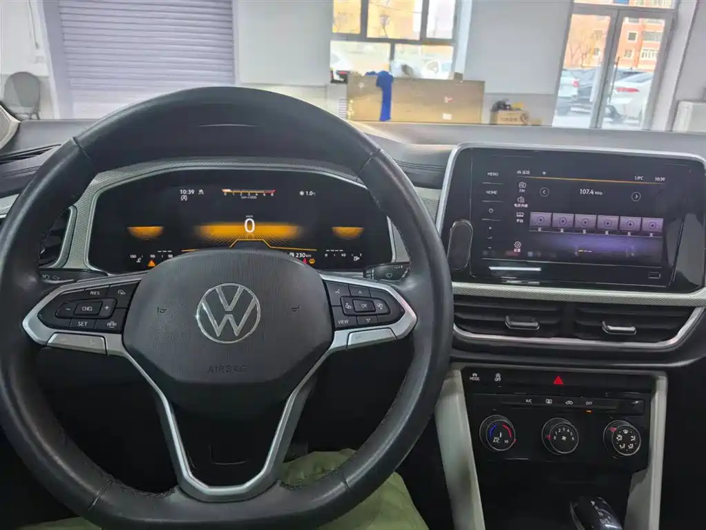 VOLKSWAGEN T ROC EXPLORING SONGS
