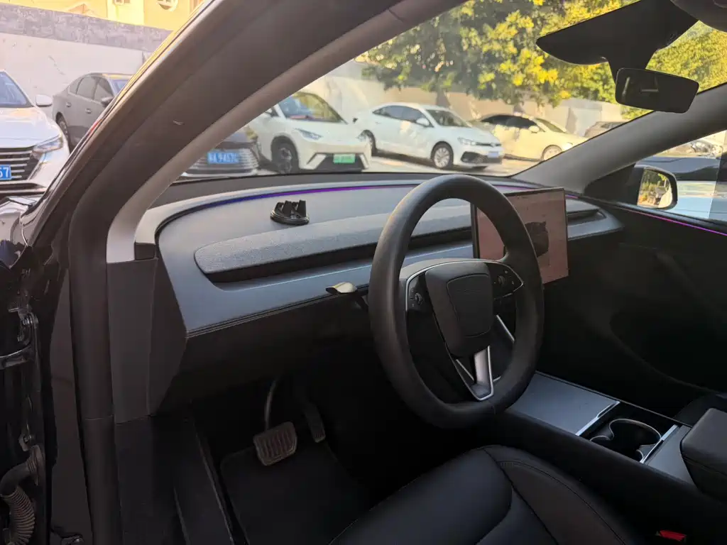 Tesla Model Y — миниатюра 5