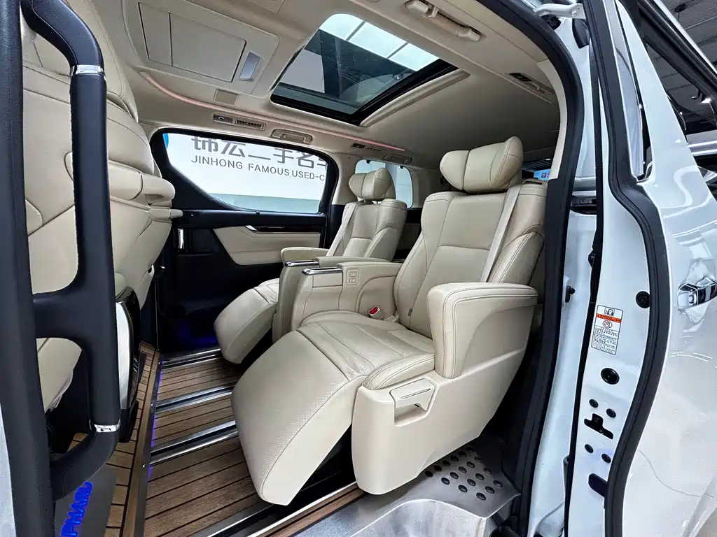 Toyota Alphard — миниатюра 13