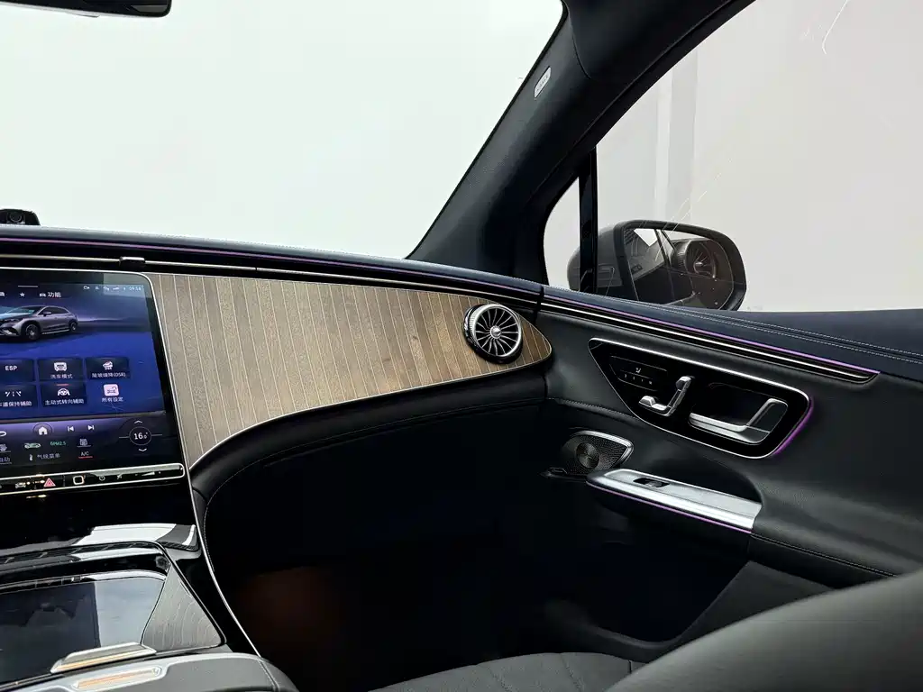 Mercedes-Benz EQE SUV — миниатюра 18