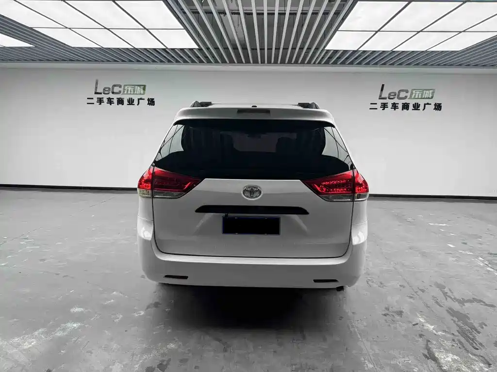 Toyota Sienna — миниатюра 5
