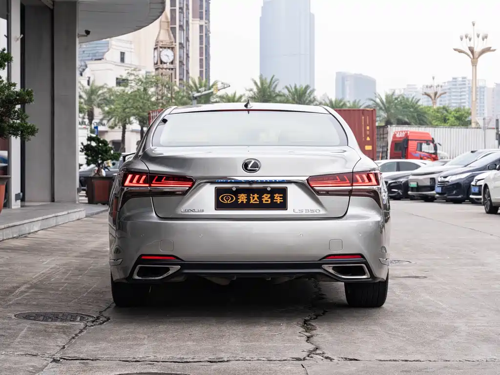 Lexus LS — миниатюра 5