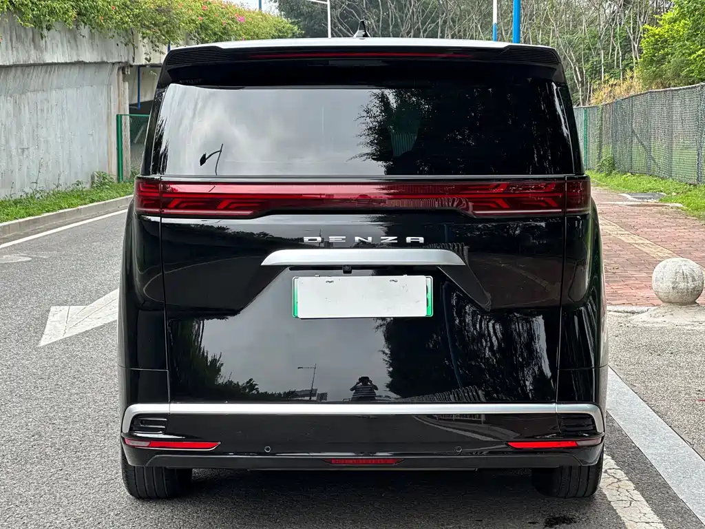 Denza D9 2022 DM-i 1040 Luxury