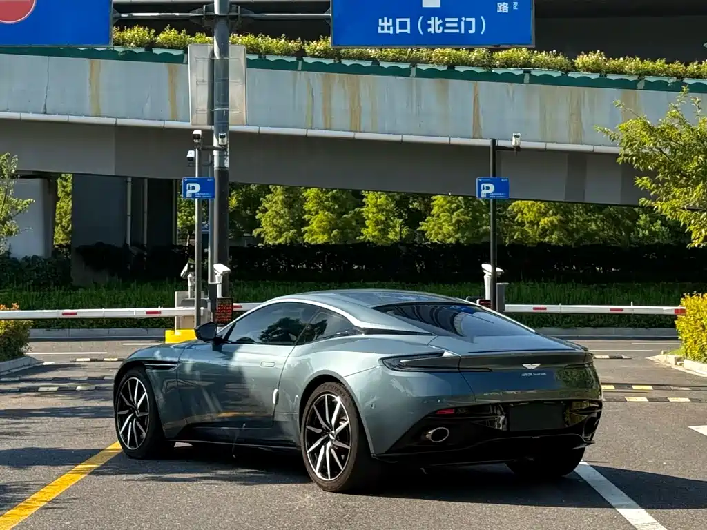 Aston Martin DB11 — миниатюра 9