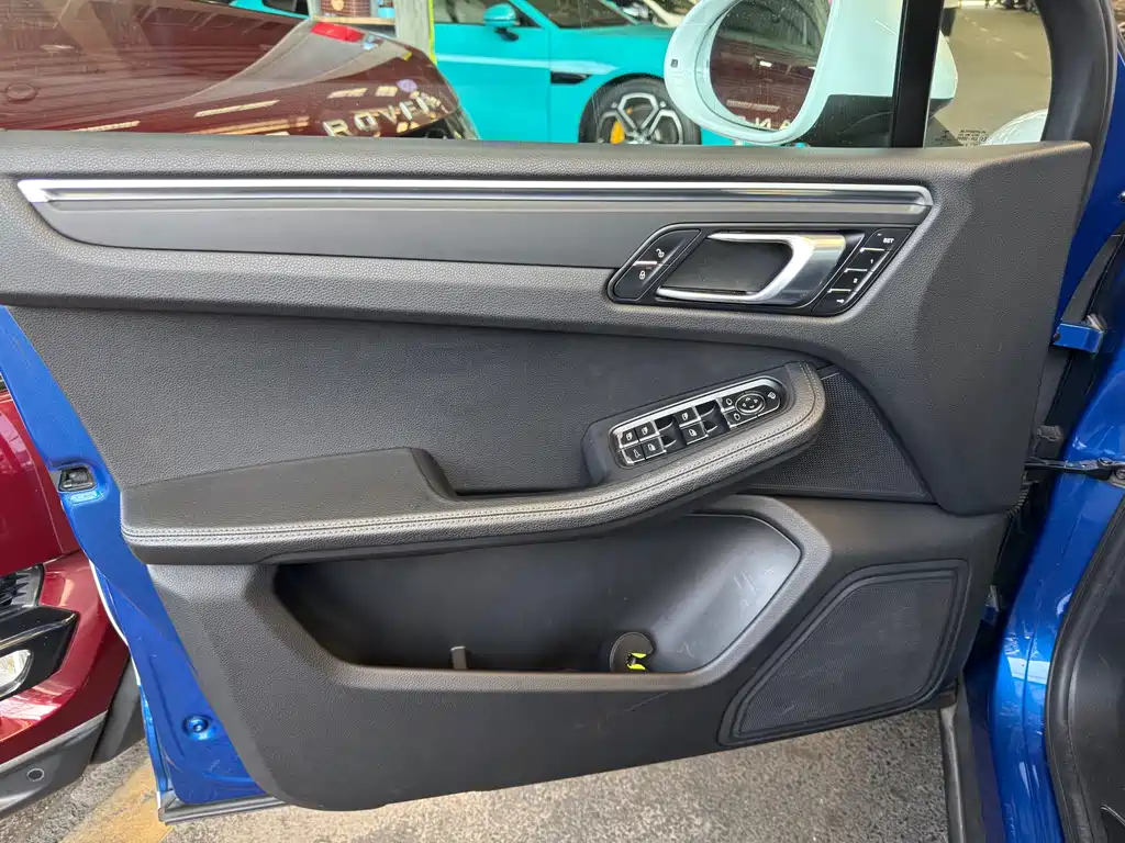 PORSCHE MACAN