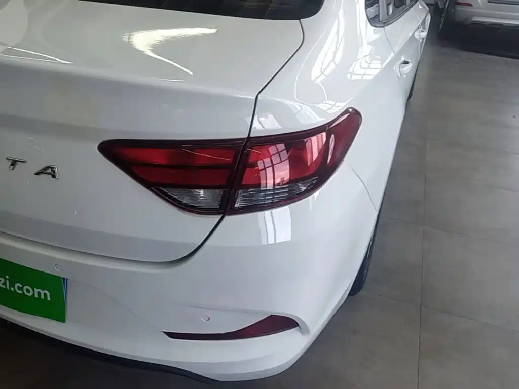 Hyundai Elantra — миниатюра 8