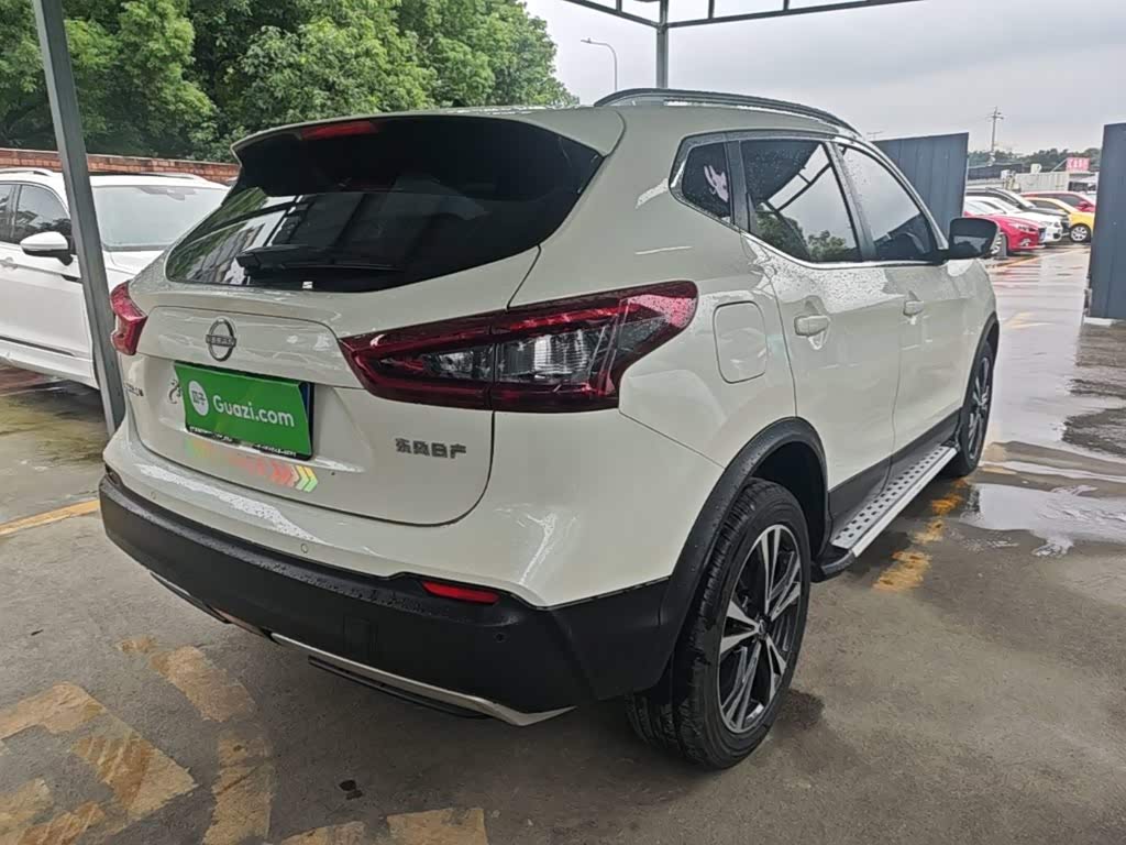 Nissan Qashqai 2.0 л 2023 г. Белый, пробег 25900 км